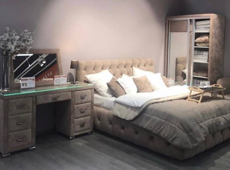 Кровать Castello и туалетный столик OrmaSoft в бежевом велюре